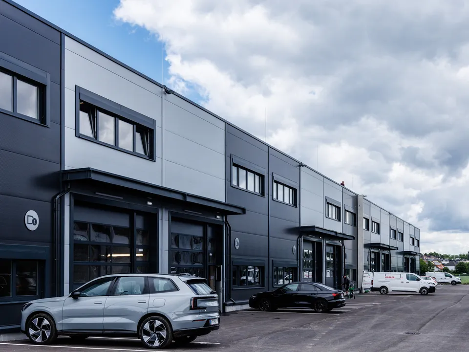 Modesta Real Estate vermittelt 315 m² Hallen- und Bürofläche im Flexiparks Wien Nord