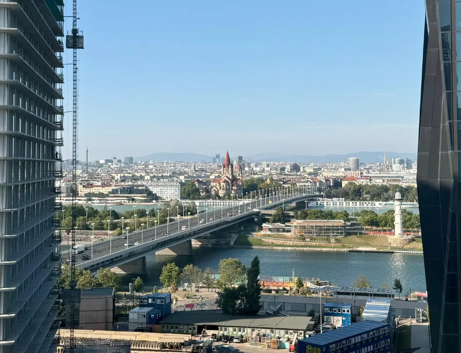 Modesta Real Estate unterstützt DMV – della lucia medien & verlags GmbH beim Bürobezug im Tech Gate Vienna